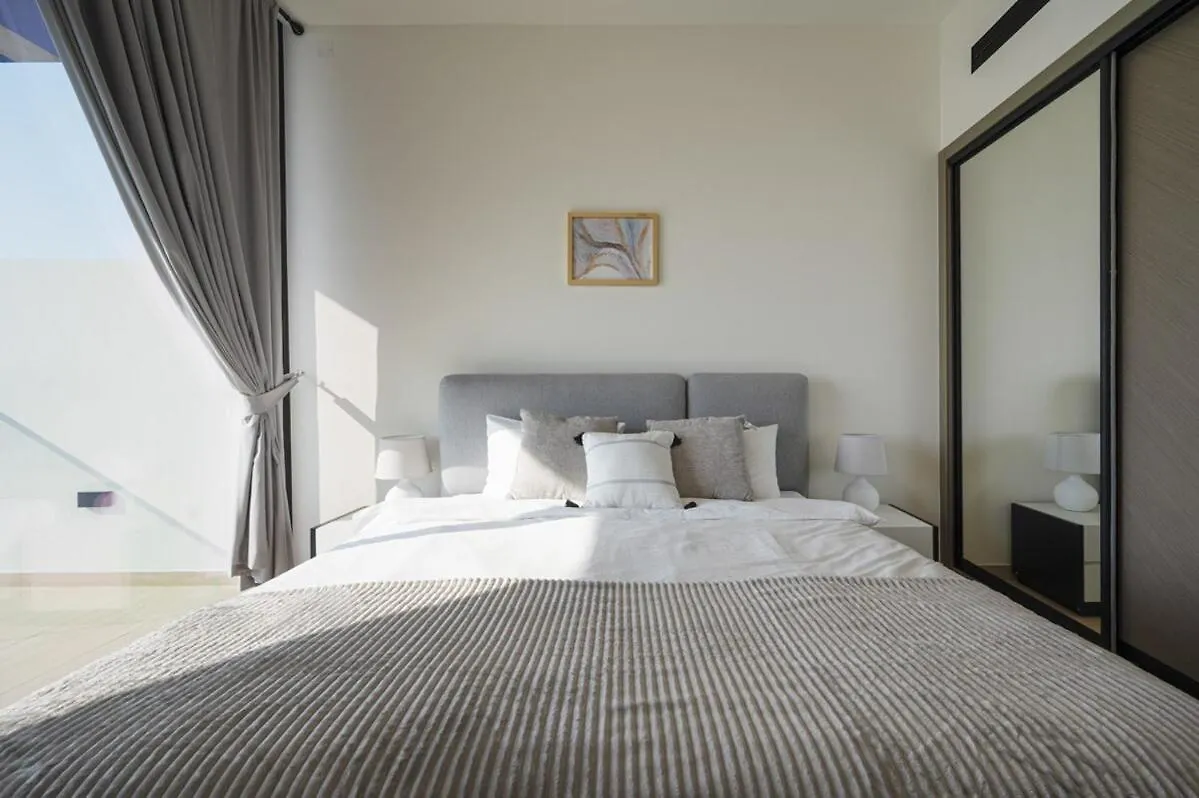 Brand New Luxurious - Modern 1Br - Pool - Gym Apartment Dubai 0*,