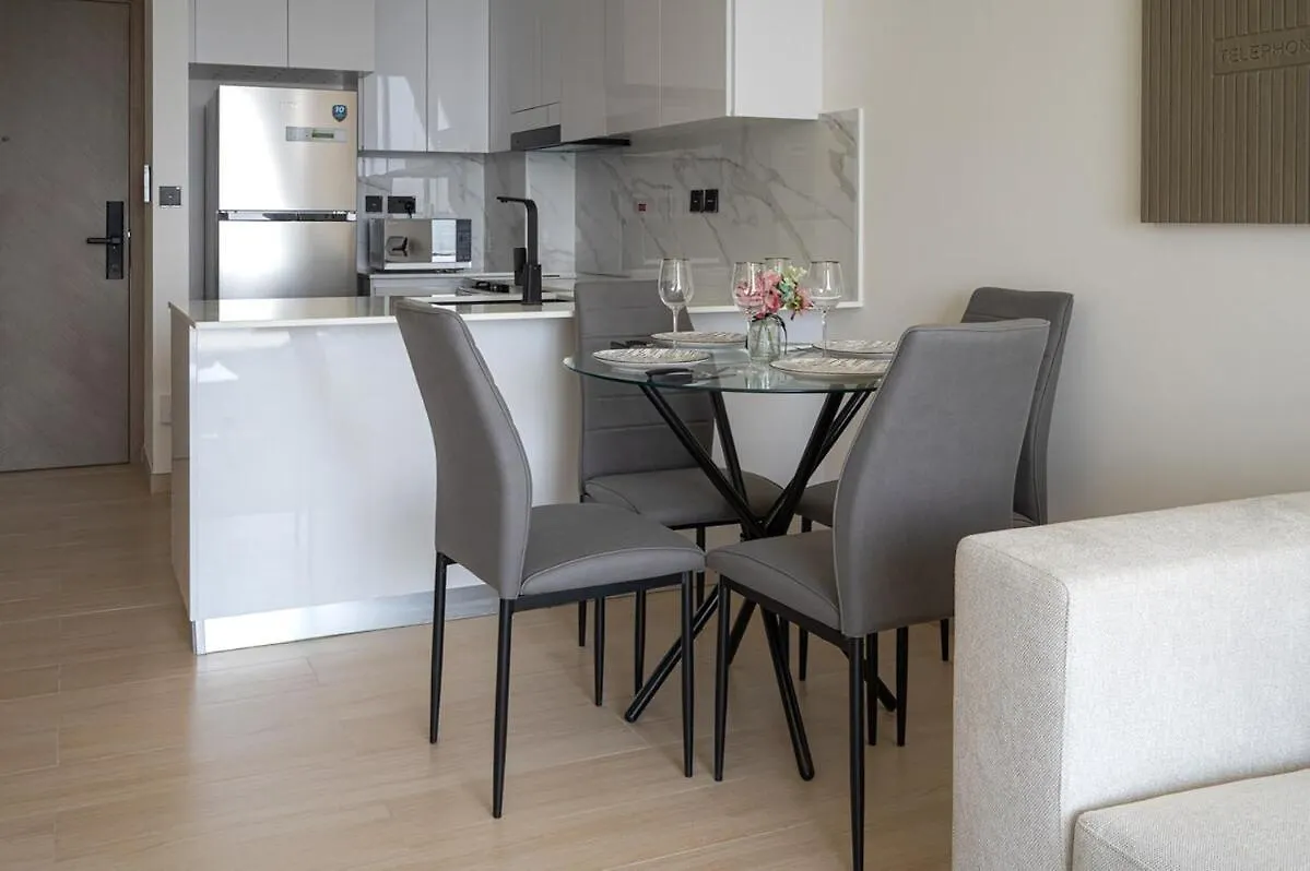 Brand New Luxurious - Modern 1Br - Pool - Gym Apartment Dubai 0*,
